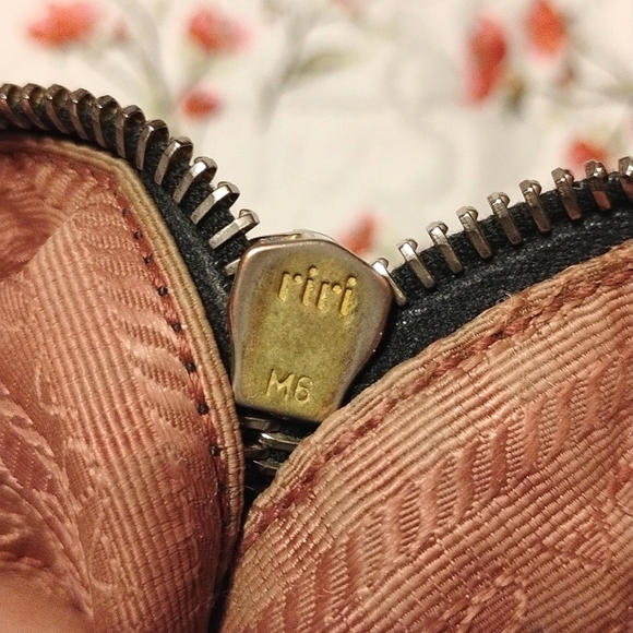 Authentic Prada Bow Clutch Bag, Very Good Vintage Condition - Picture 15 of 15